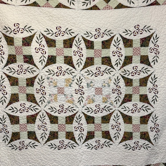 Double Wedding Ring patterned quilt. - Picture 3 of 11